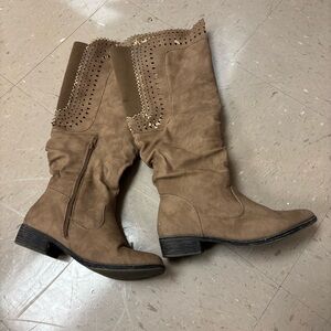Beige suede heeled boots with design and black soles